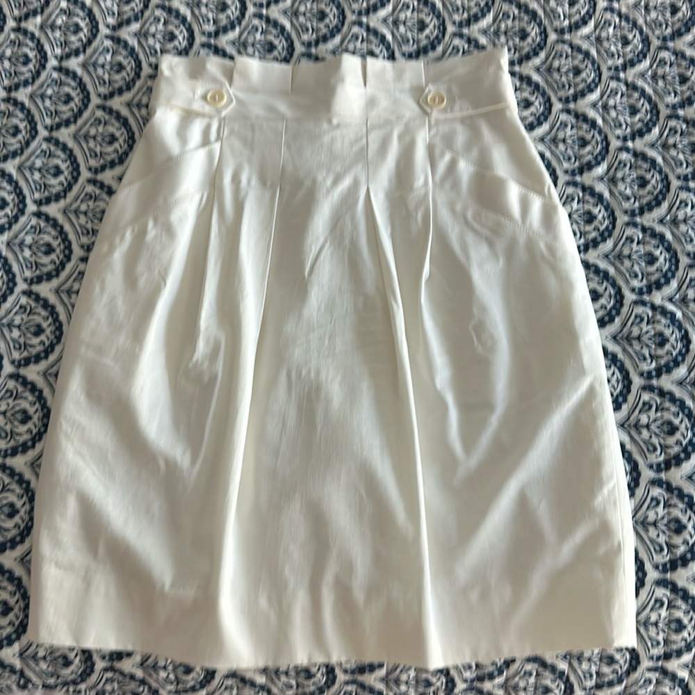 Bcbg size 2 white skirt with pleats excellent condition